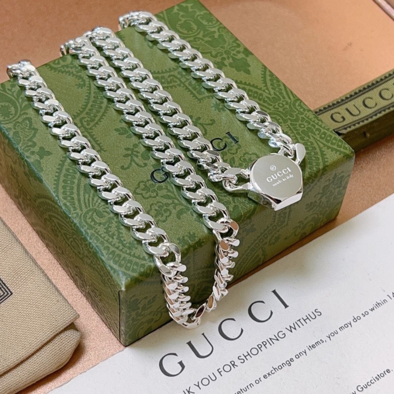 G*u*i necklaces